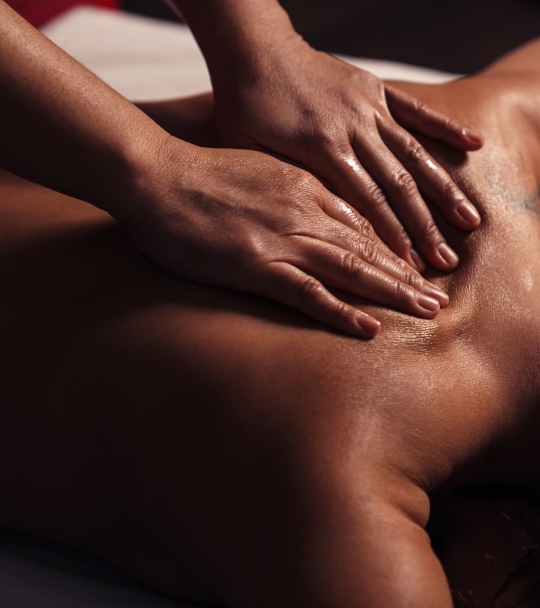 Massage suédois du dos avec huile