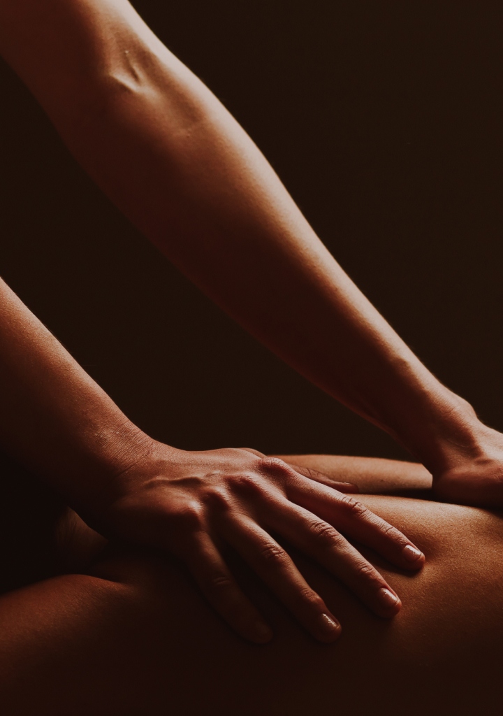 Bras de la spa praticienne délivrant un massage du dos à un client