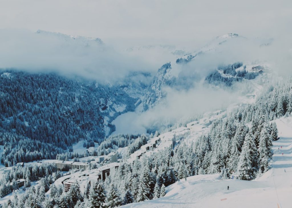 Photo de la station de ski de Flaine dans la vallée entre montagnes enneigés