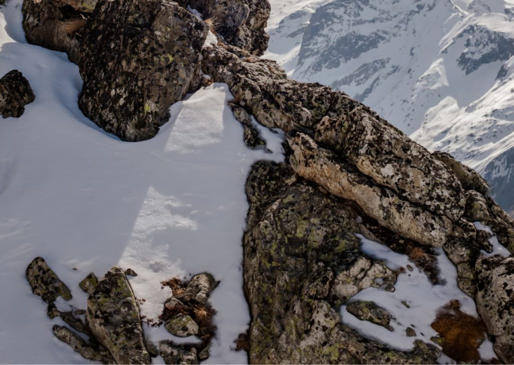 Facade rocheuse enneigé dans les montagnes