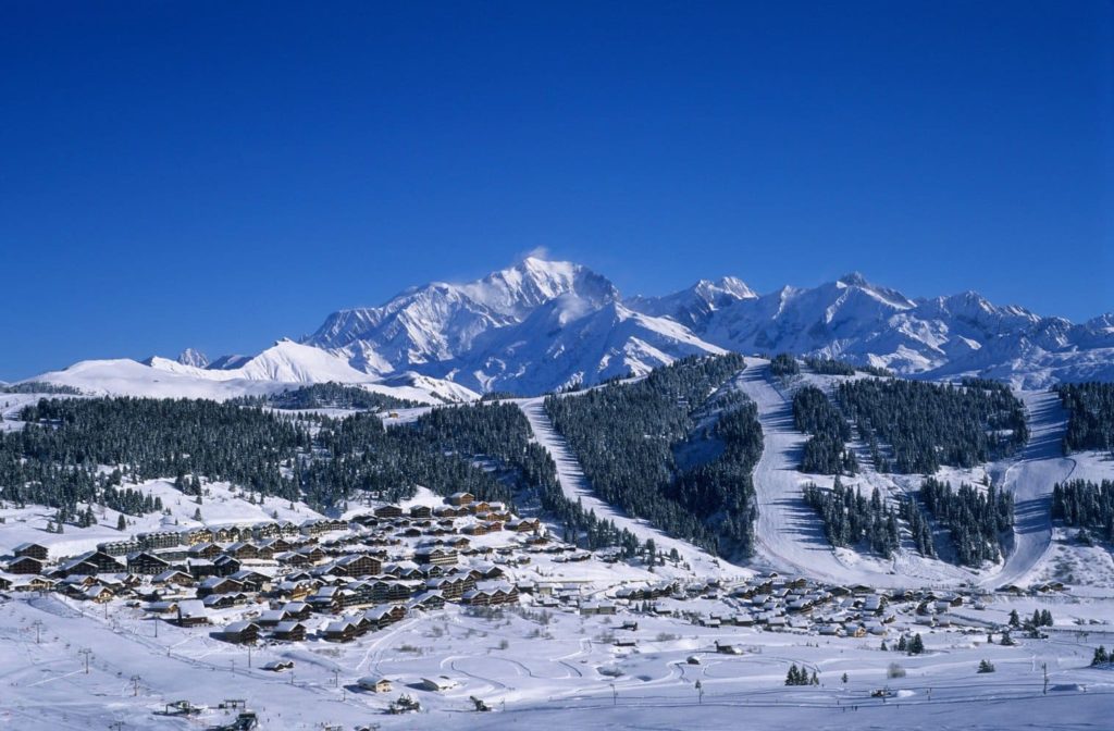 Station de ski des Saisies Hauteluce, avec les alpes et le mont blanc en fond, sport d'hiver