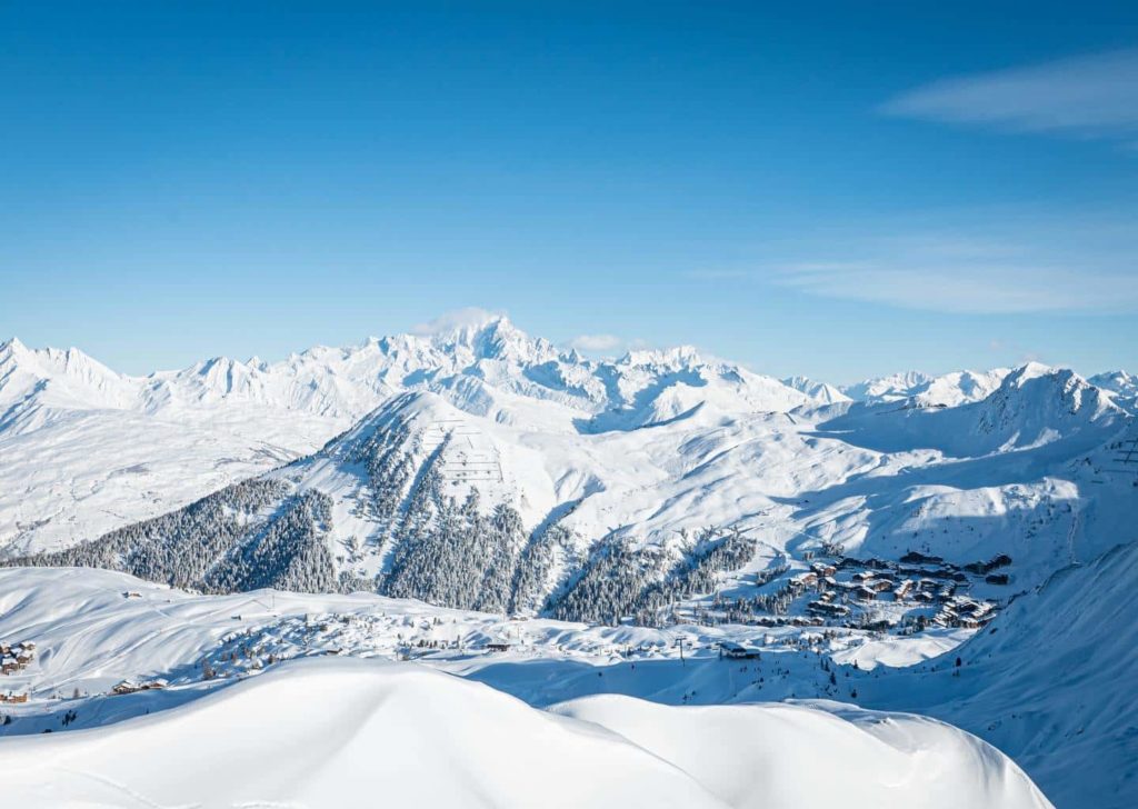Photo des montagnes enneigés dans les alpes, station de ski de la plagne