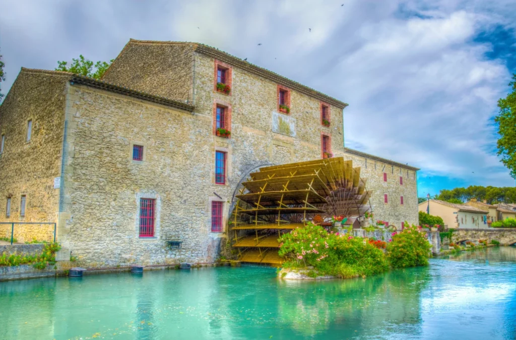 Ancien moulin à eau en Provence, au bord d’une rivière turquoise — détente et charme authentique avec Namaspa.fr